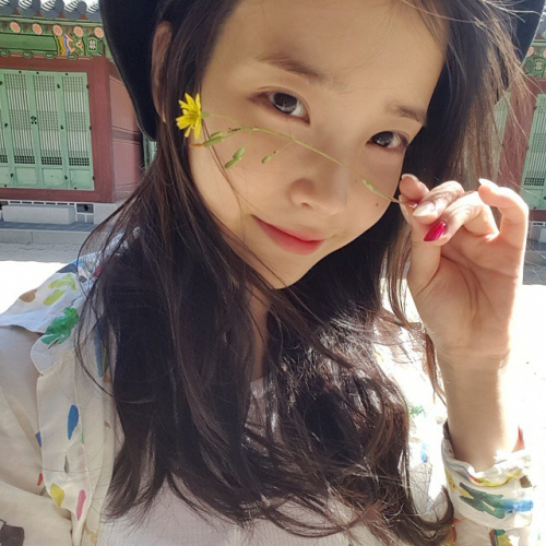 IU's selfie wearing Hanbok at Gyeongbokgung palace