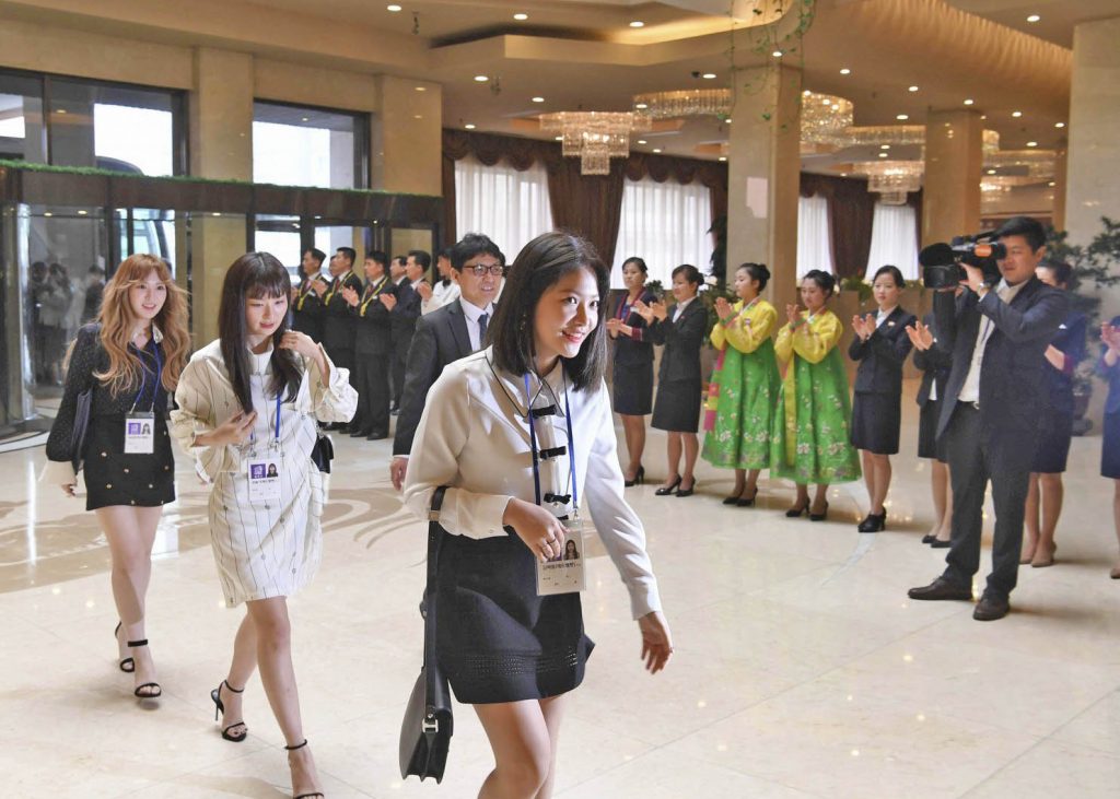 South Korean artists fly to Pyongyang