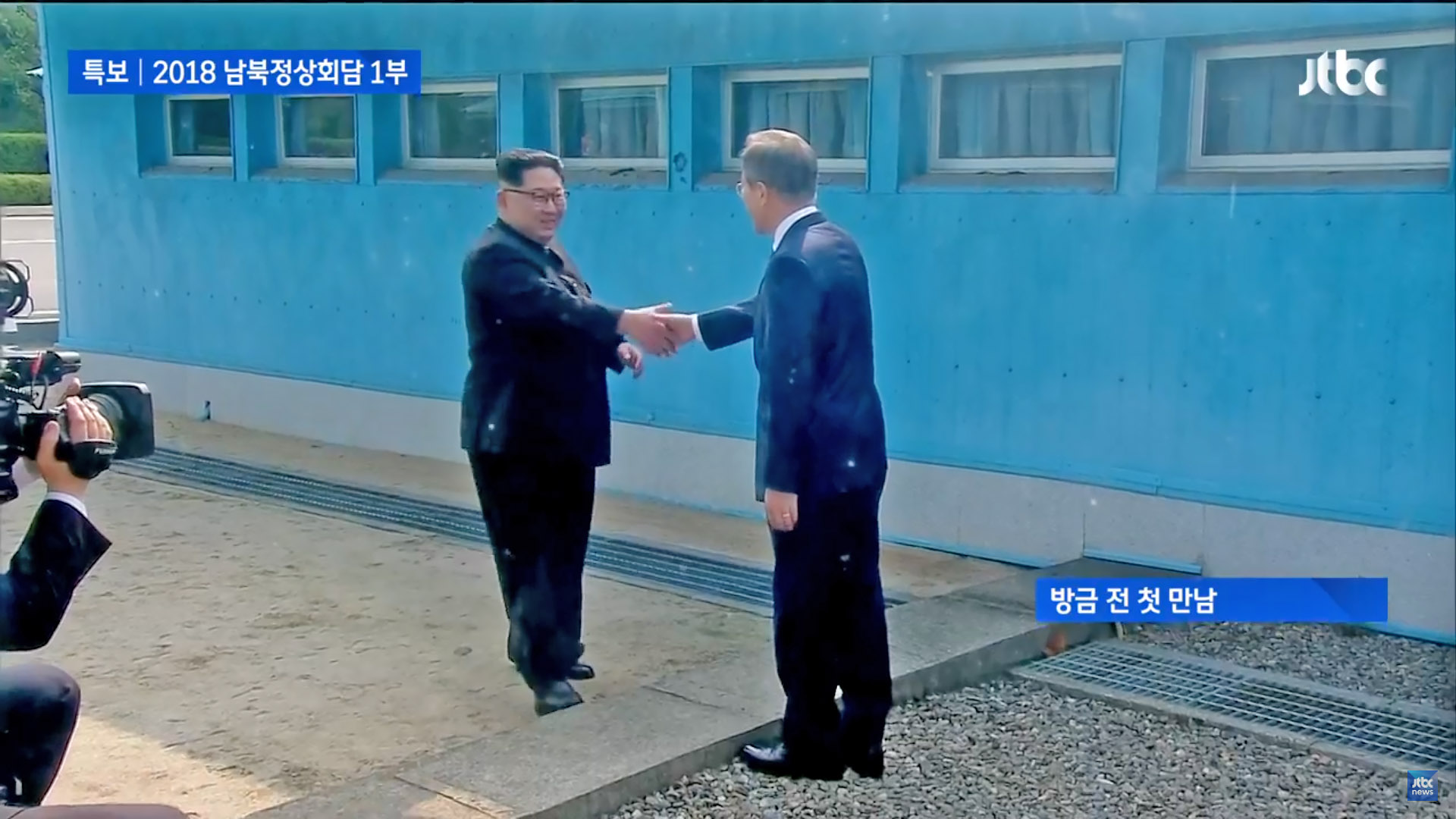 [Breaking] South and North Korean Leaders shake hands