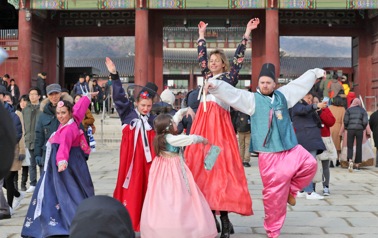 Korean trendy hanbok stirs authenticity debate