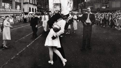 The most famous kissing photography of the century - Your Snap photo Idea