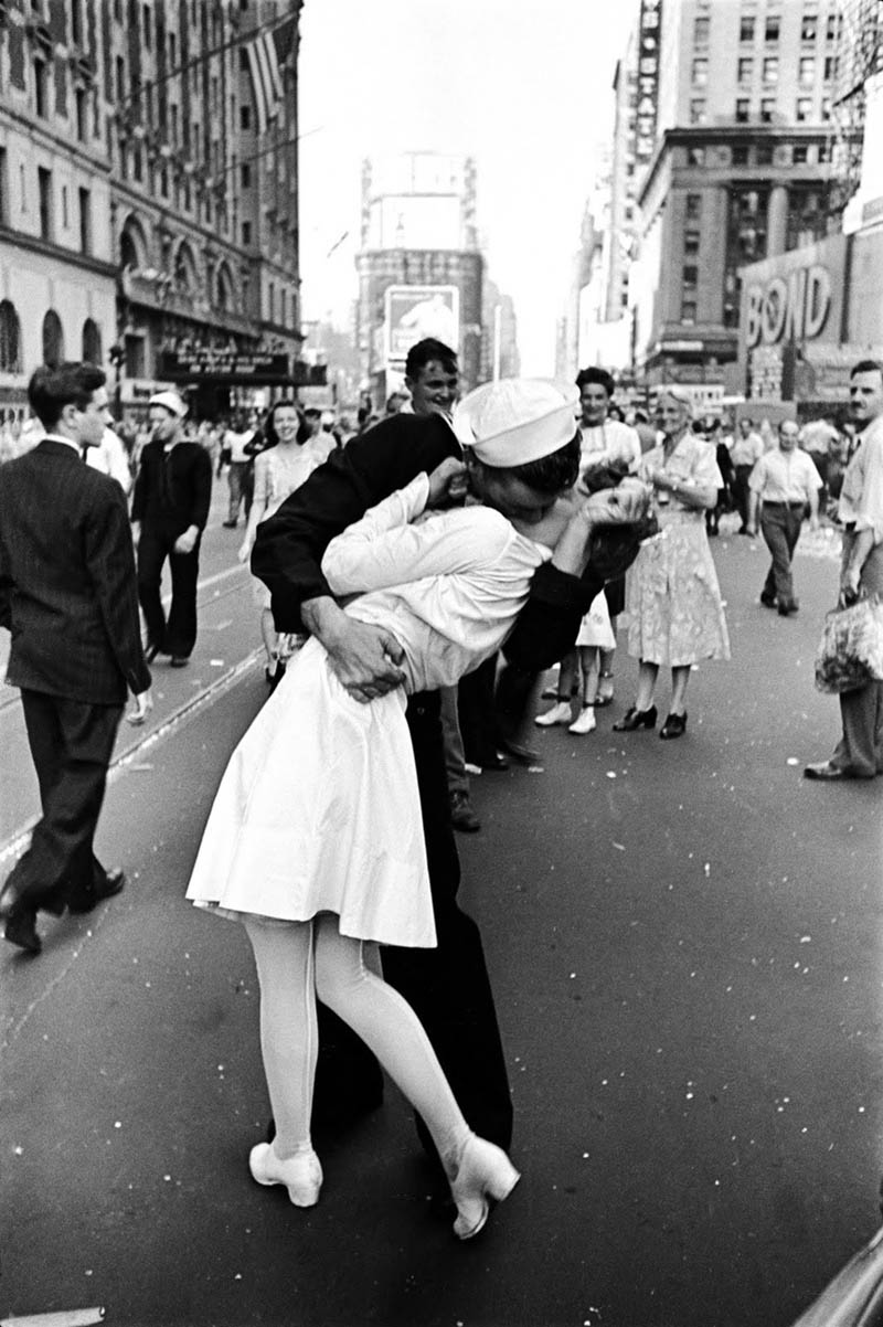 The most famous kissing photography of the century - Your Snap photo Idea
