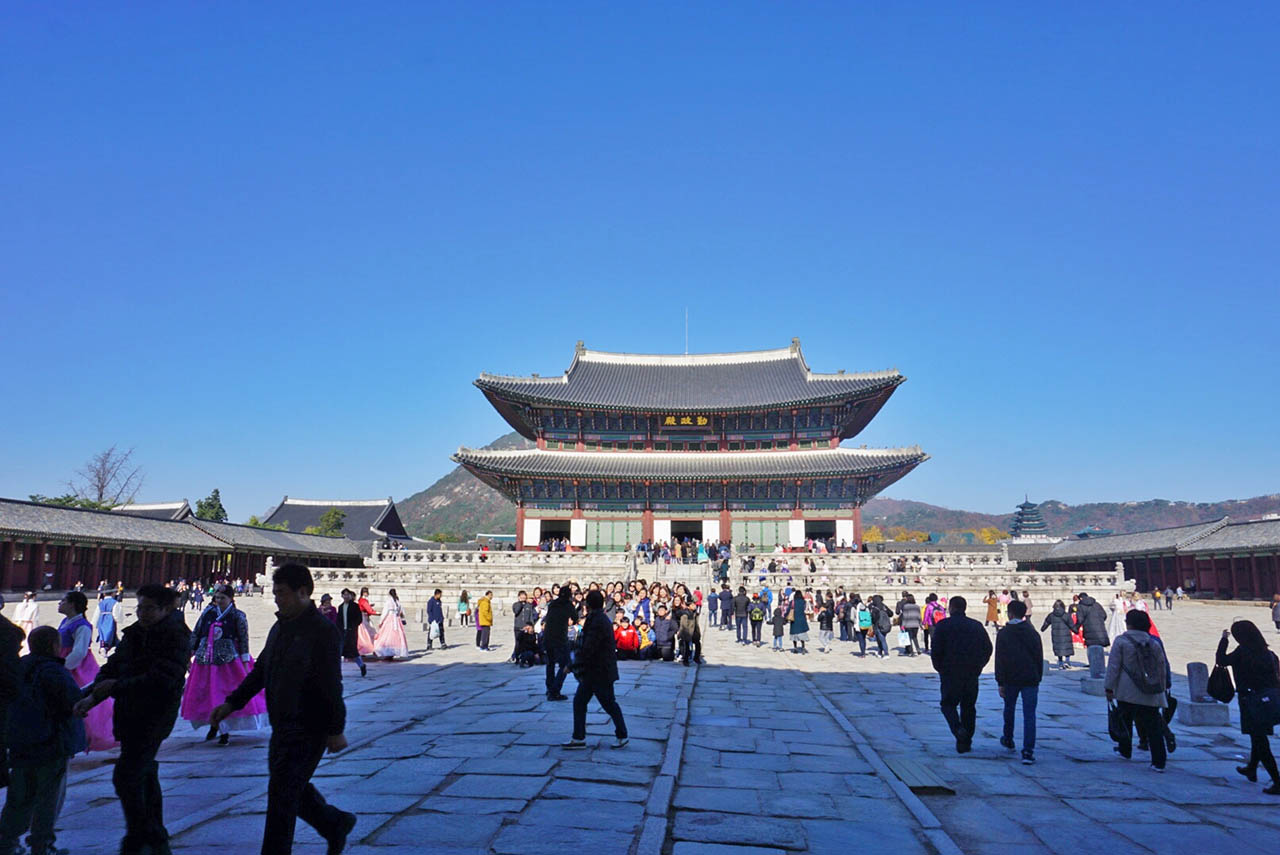 Sightseeing spots in Seoul - visitors from Asia prefer Myeongdong, westerners like royal palaces in Seoul
