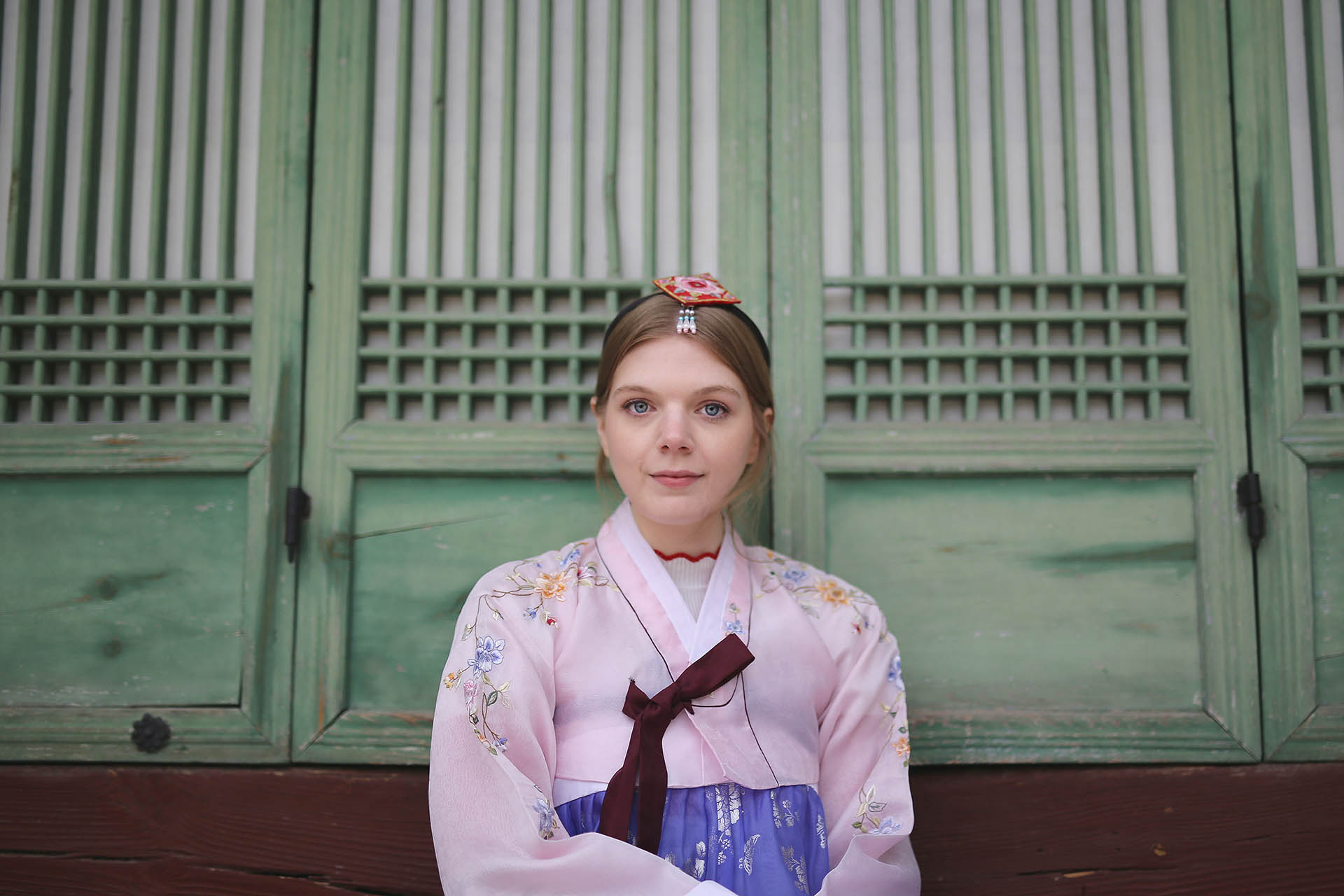 Why don't we take a picture wearing a beautiful hanbok at Gyeongbokgung Palace?
