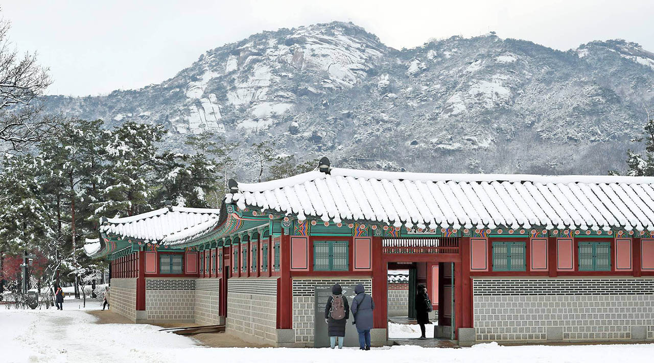 Seoul has 8.8 centimeters of snow today, the highest ever in history as the first snow