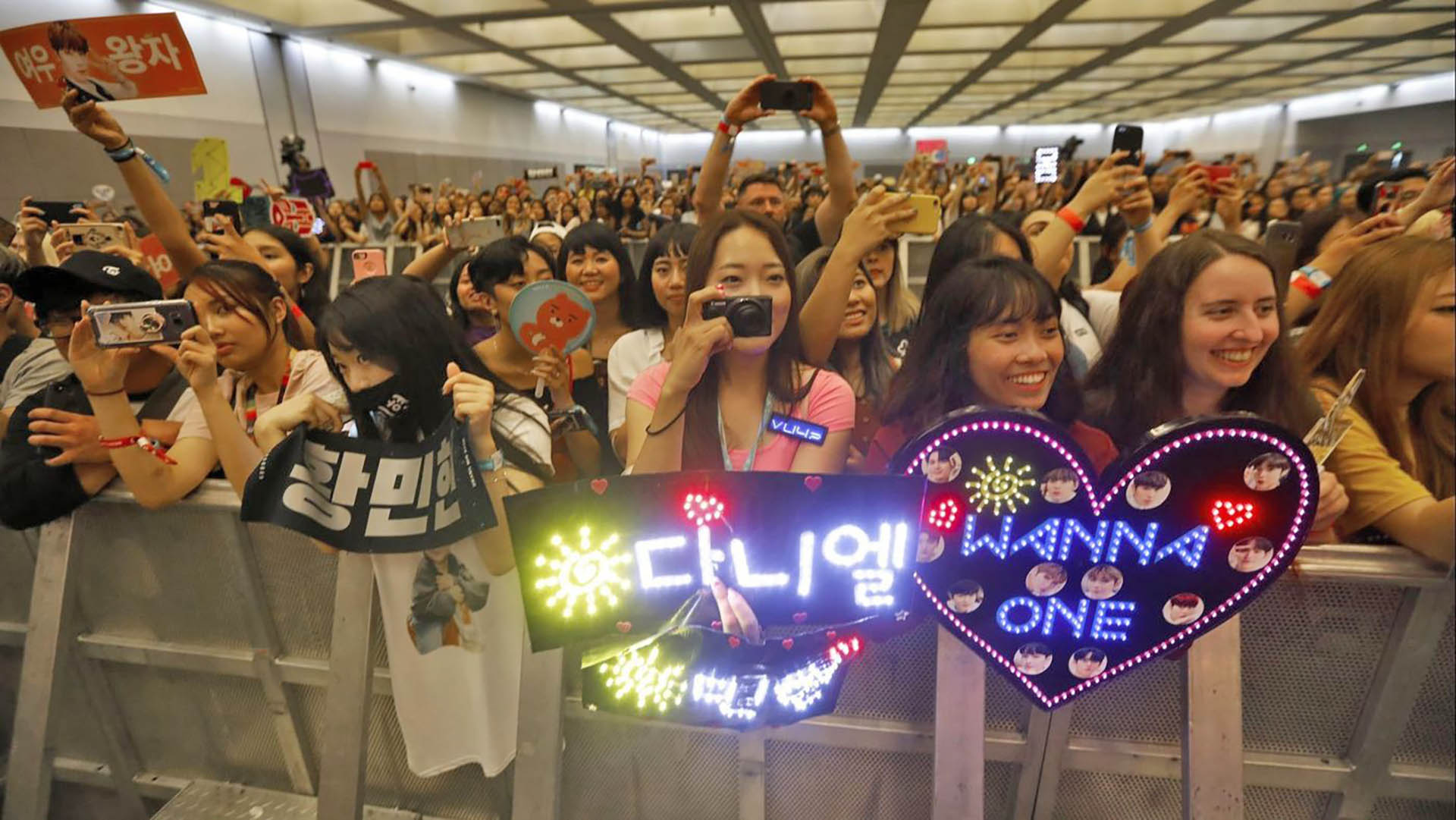 Inconsiderate K-pop fans force hundreds of passengers off plane