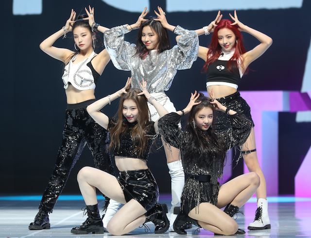 Super Rookie KPOP group ITZY tops major music chart in 10 days after debut
