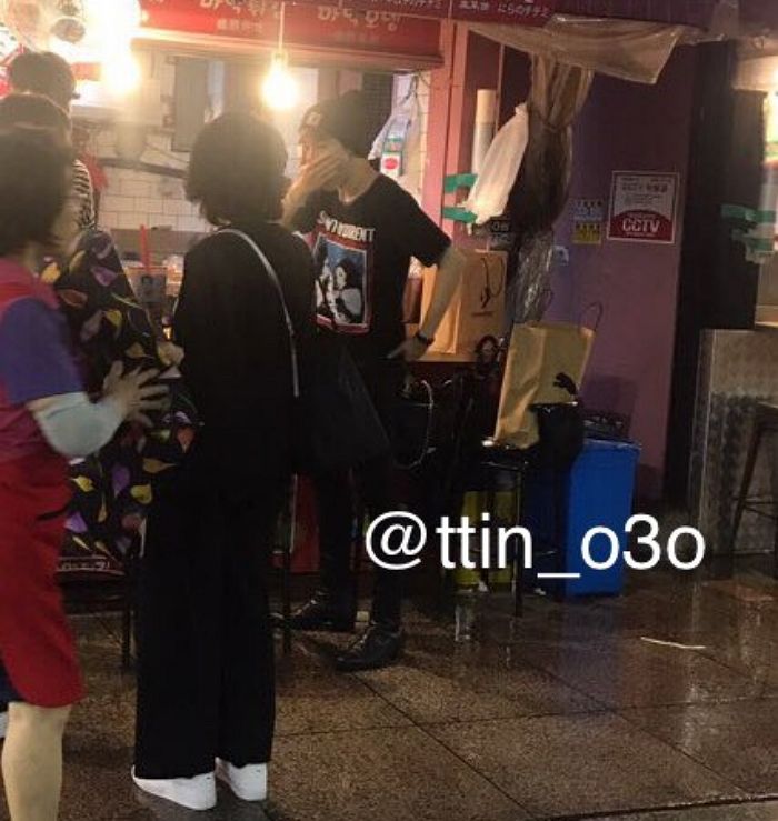 BTS Jimin encountered a fan while eating tteokbokki at Dongdaemun Market at 1:00 AM