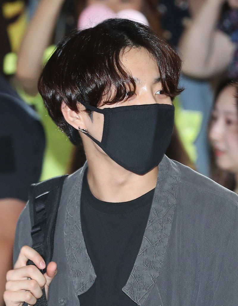 BTS Jungkook's "Hanbok" caught the eye with its unique airport fashion