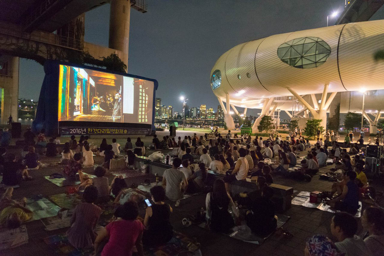 Han River Movie Festival Brings the Silver Screen Outdoors
