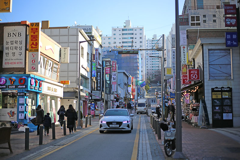 Best place for shopping in Seoul, from Korean clothes to cosmetics! #Ewha Woman's University #Ewha shopping street