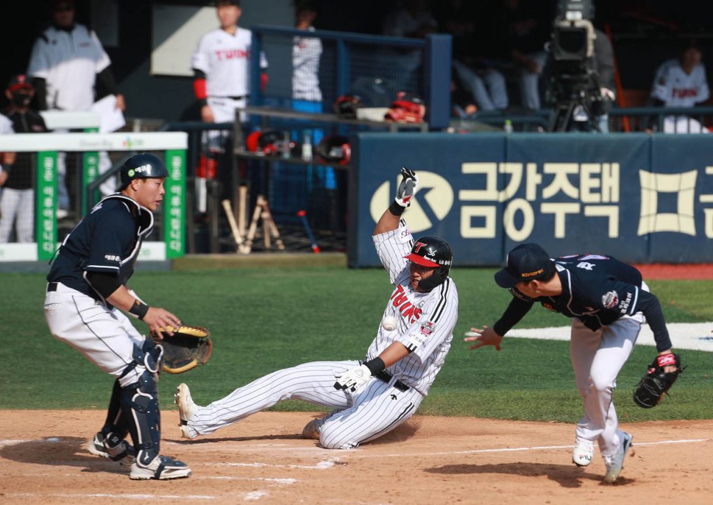 Baseball back in S. Korea as nation emerges from coronavirus pandemic_05