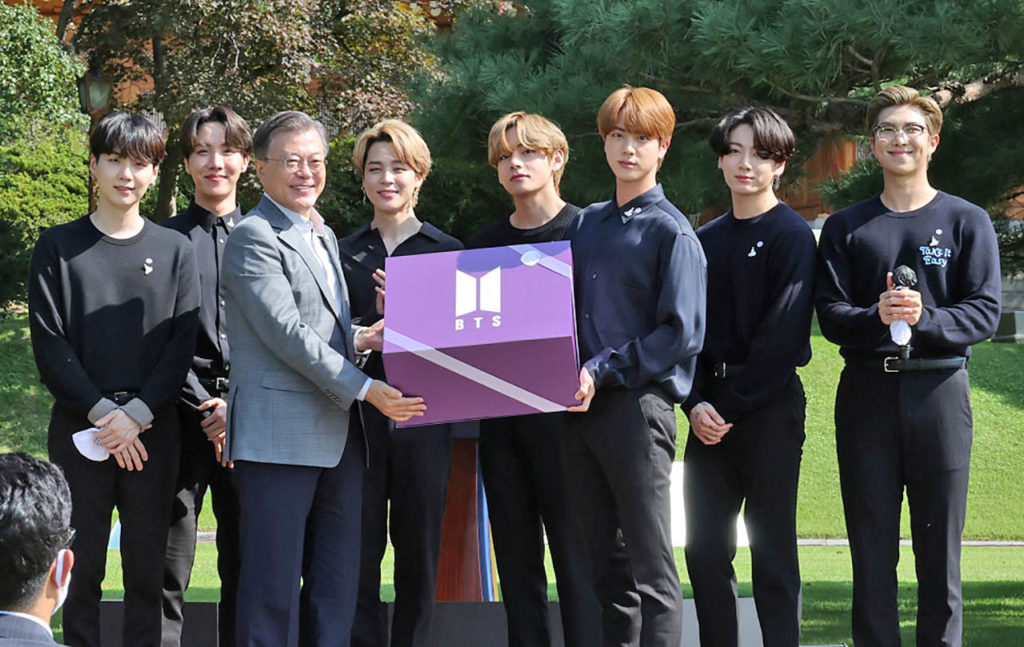 BTS meets South Korean President Moon at presidential office